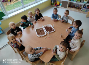 SOWY Z PAPIEROWYCH ROLEK I POKRUSZONYCH LIŚCI