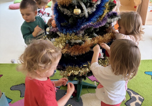Dzieci ubierające choinkę