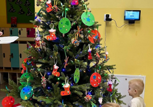 Dzieci ubierające choinkę