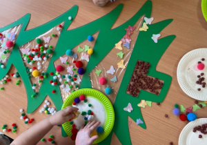 Dzieci robiące pracę plastyczną