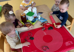 Dzieci robiące pierniczki