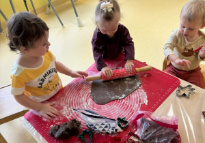 Dzieci robiące pierniczki