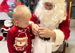 Chłopiec z Świętym Mikołajem