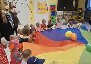 Zabawy taneczne z chustą na balu karnawałowymy