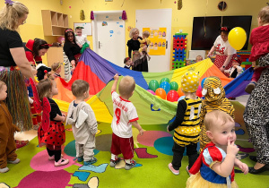 Zabawy taneczne z chustą na balu karnawałowymy