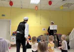 Dzieci aktywnie uczestniczą w koncercie