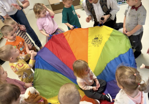 Zabawa z chustą w rytm muzyki