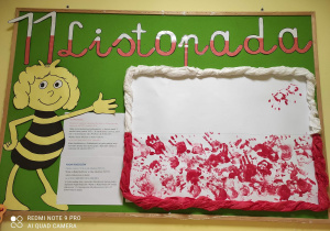 Tablica z wykonaną polską flagą z okazji Narodowego Święta Niepodległości, przez dzieci z grupy Pszczółki.